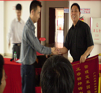 舜龍董事長贈送正睿咨詢管理升級圓滿舜龍品牌之牌，正睿精神鑄就中小企業(yè)騰飛錦旗