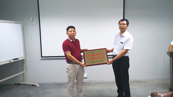 天行健贈(zèng)送正睿咨詢效益提升能手，管理升級(jí)專家牌匾