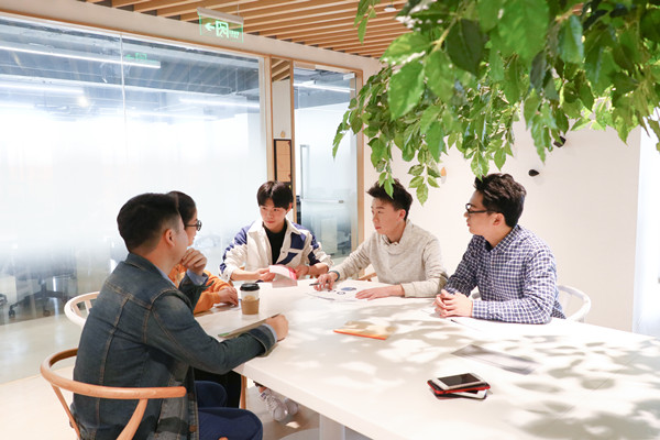 員工培訓(xùn)與發(fā)展：培養(yǎng)人才，提升企業(yè)核心競爭力