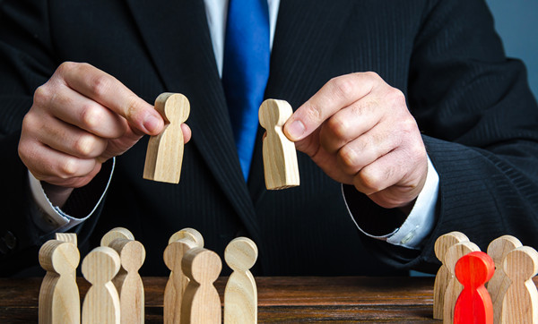 如何根據(jù)行業(yè)和市場狀況進(jìn)行薪酬調(diào)整？