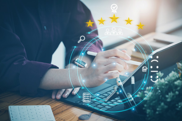 如何根據(jù)行業(yè)和市場狀況進行薪酬調(diào)整？