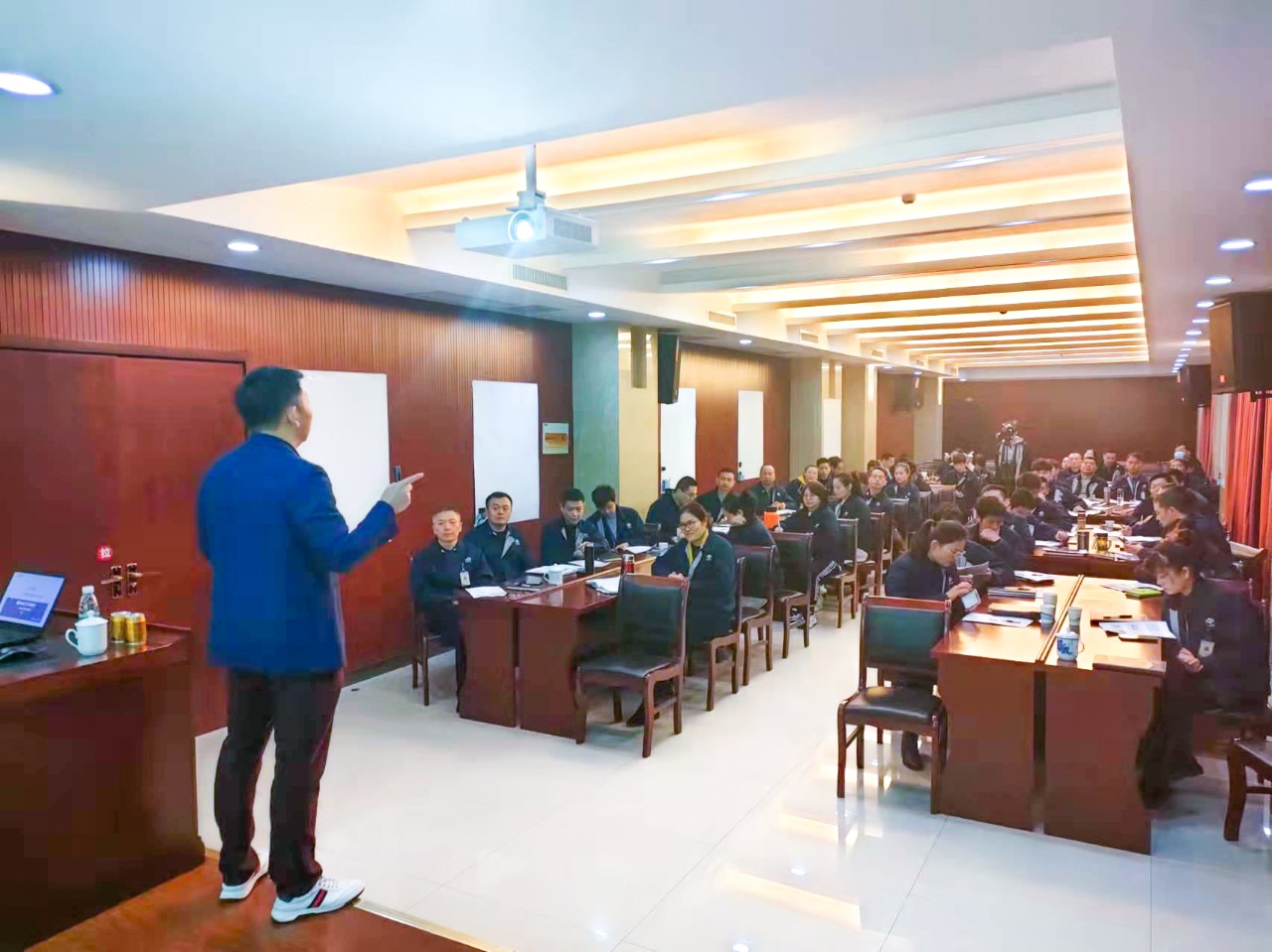 正睿咨詢集團董事長金濤老師對協(xié)昌科技高層管理團隊進行現場賦能與指導