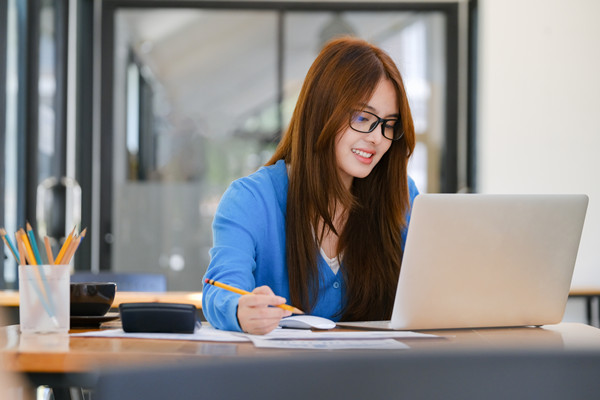 集團(tuán)管控中的財務(wù)管理：策略、風(fēng)險與內(nèi)部控制