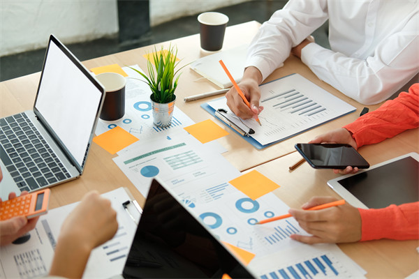 薪酬調(diào)整機(jī)制：定期調(diào)整，保持競(jìng)爭(zhēng)力