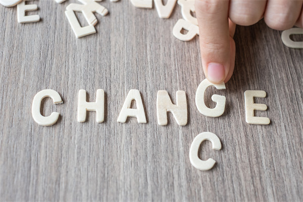 創(chuàng)新企業(yè)管理模式，引領(lǐng)行業(yè)變革，塑造品牌力量