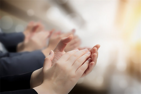 薪酬績(jī)效與戰(zhàn)略目標(biāo)協(xié)同，推動(dòng)企業(yè)持續(xù)發(fā)展與成長(zhǎng)