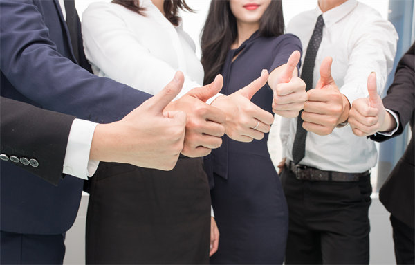 在企業(yè)管理中，專權(quán)式和民主式管理各有哪些優(yōu)缺點(diǎn)？