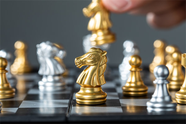 結(jié)合實(shí)際，談?wù)勂髽I(yè)在戰(zhàn)略薪酬設(shè)計(jì)時(shí)要注意哪些問(wèn)題？