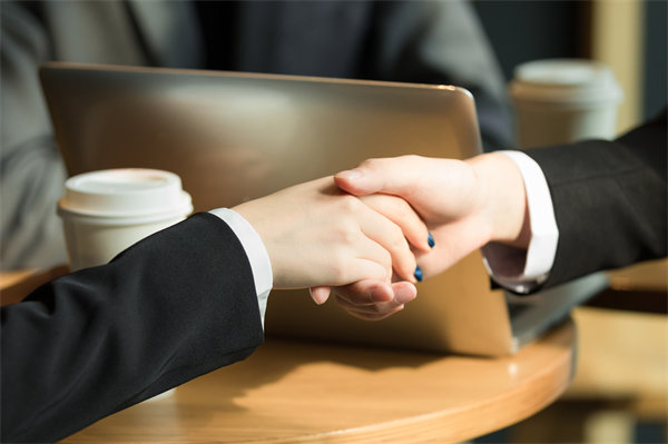 在客戶服務(wù)中如何有效傳遞和強化品牌的核心價值觀？