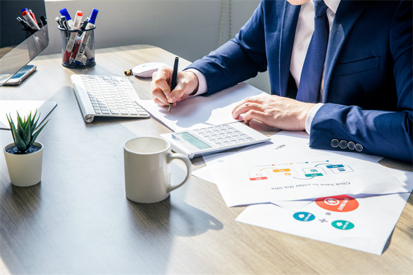 在績(jī)效溝通時(shí)，如何給員工提出改進(jìn)意見(jiàn)促進(jìn)績(jī)效增長(zhǎng)？