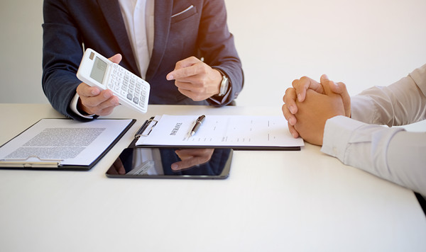 績效管理中，如何有效溝通反饋以促進員工成長？