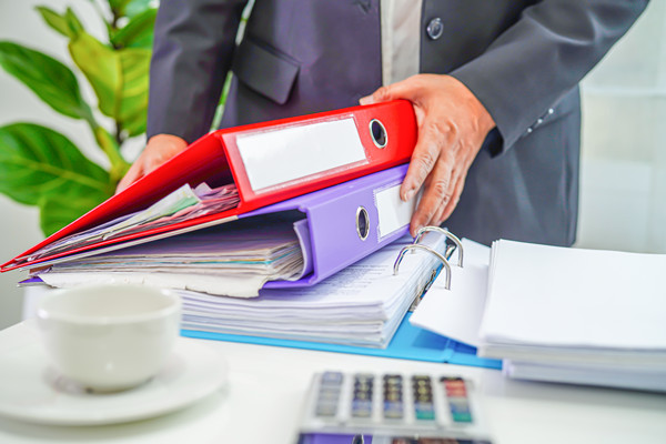 組織規(guī)劃中如何平衡集權(quán)與分權(quán)，促進(jìn)決策效率？