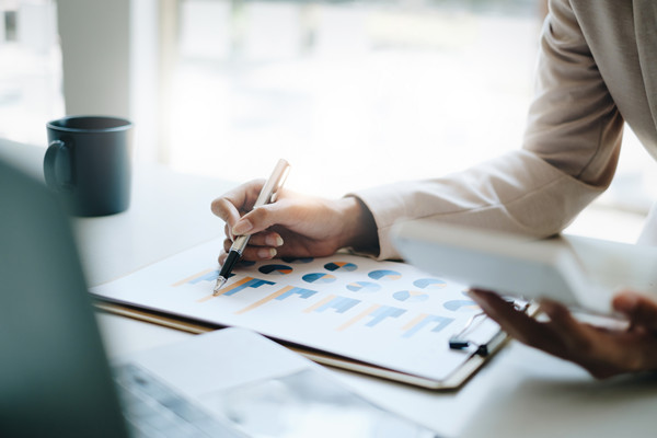 預(yù)算管理過程中如何有效應(yīng)對市場波動(dòng)與不確定性？