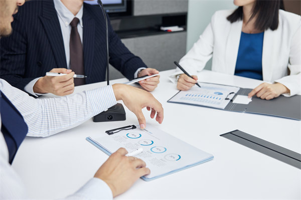 績(jī)效管理中，如何有效反饋以促進(jìn)員工持續(xù)改進(jìn)與成長(zhǎng)？