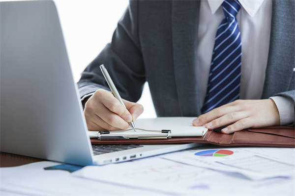 如何實(shí)施360度績效評估，確保反饋全面且客觀？