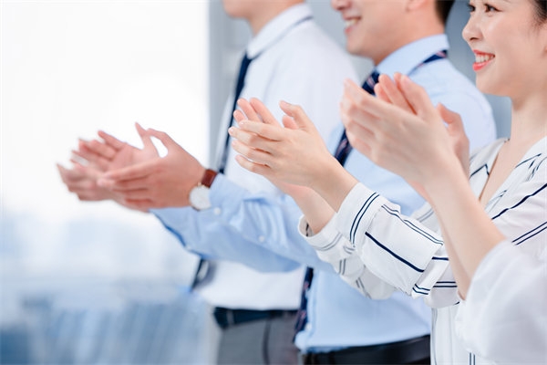 組織變革中，如何管理員工情緒與阻力，確保平穩(wěn)過渡？