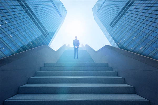 如何平衡新老員工薪酬差異，促進團隊和諧與效率？