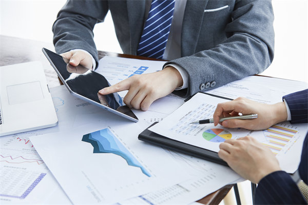 薪酬管理如何平衡內(nèi)部公平與外部市場(chǎng)競(jìng)爭(zhēng)力？