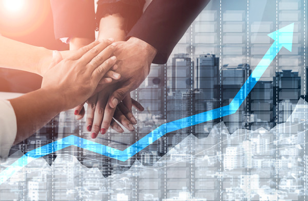 跨部門協(xié)作中，如何確?？冃е笜说囊恢滦耘c協(xié)同性？