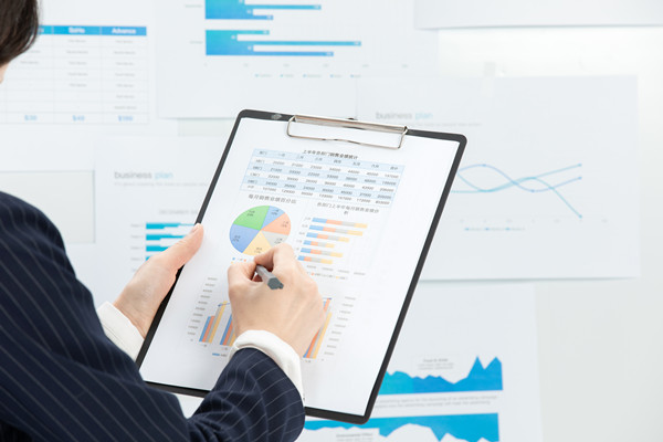 跨部門協(xié)作中，如何確?？冃е笜说囊恢滦耘c協(xié)同性？