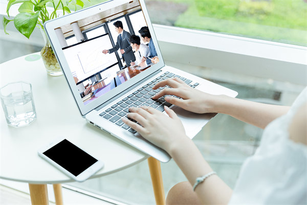 遠(yuǎn)程工作模式下，如何確保員工效率與團(tuán)隊(duì)凝聚力？