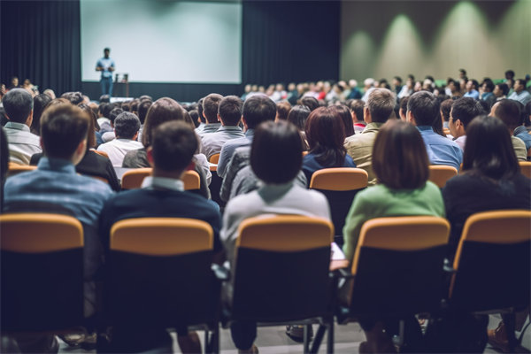 在變革中，如何有效管理組織內(nèi)部的沖突與不確定性？