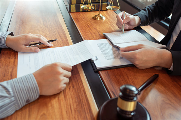 在變革中，如何有效管理組織內(nèi)部的沖突與不確定性？