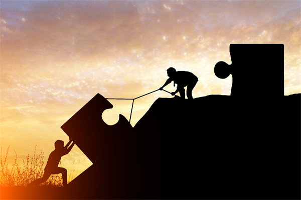 年度經營計劃實施中，如何確保各部門協(xié)同一致？