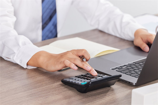 如何建立高效預(yù)警系統(tǒng)，及時應(yīng)對預(yù)算超支風(fēng)險？