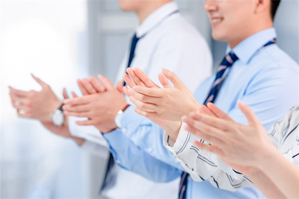 面對(duì)人才流失問題，企業(yè)應(yīng)如何改進(jìn)人力資源策略？