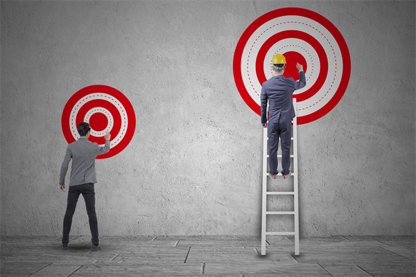 在薪酬體系構建時，如何確保公平性，同時滿足員工期望？