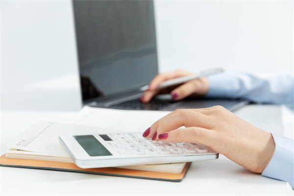 市場環(huán)境突變時，企業(yè)如何靈活調(diào)整預(yù)算策略以應(yīng)對？