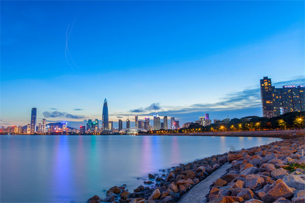 深圳戰(zhàn)略咨詢公司如何幫助企業(yè)制定長遠(yuǎn)發(fā)展藍(lán)圖？