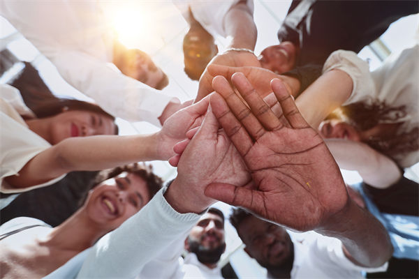 跨國(guó)企業(yè)如何管理文化差異以實(shí)現(xiàn)全球戰(zhàn)略協(xié)同？