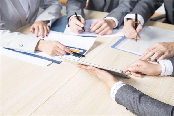 多元化團(tuán)隊(duì)管理中，如何促進(jìn)員工之間的協(xié)作與融合？