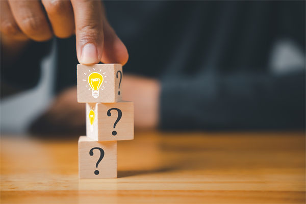 在制定企業(yè)戰(zhàn)略規(guī)劃時(shí)，如何平衡短期與長(zhǎng)期目標(biāo)？