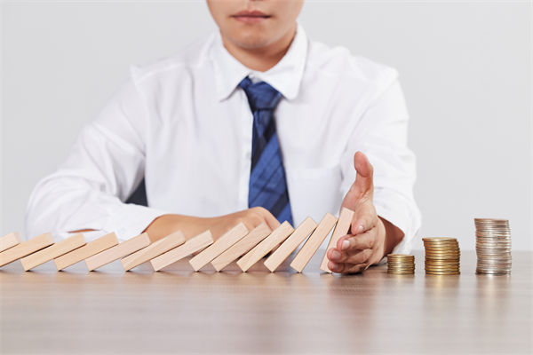 在年度經(jīng)營計劃中，如何有效識別并應對潛在風險？