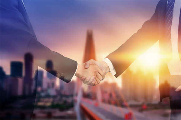 品牌戰(zhàn)略管理中，如何有效應(yīng)對(duì)市場變化與消費(fèi)者需求？