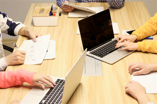 數(shù)字化轉型背景下，企業(yè)戰(zhàn)略應如何創(chuàng)新與升級？