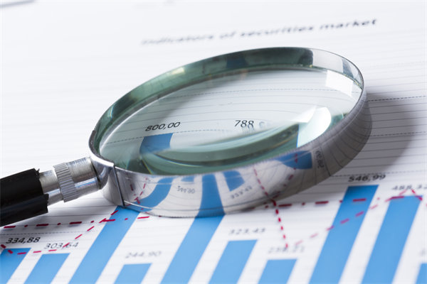 在制定年度經(jīng)營計(jì)劃時，如何考慮行業(yè)趨勢和政策影響？