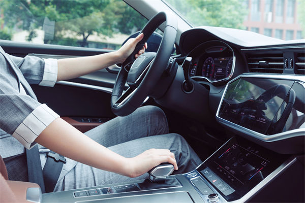 女子工資4600每天花近百元通勤上班，人力資源怎么看？