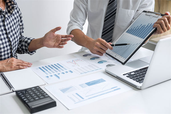 在滾動預(yù)算模式下，如何確保預(yù)算的連續(xù)性和前瞻性？