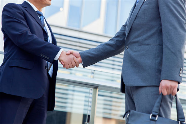 29歲女演員回應(yīng)在餐廳當(dāng)服務(wù)員，人力資源怎么看？