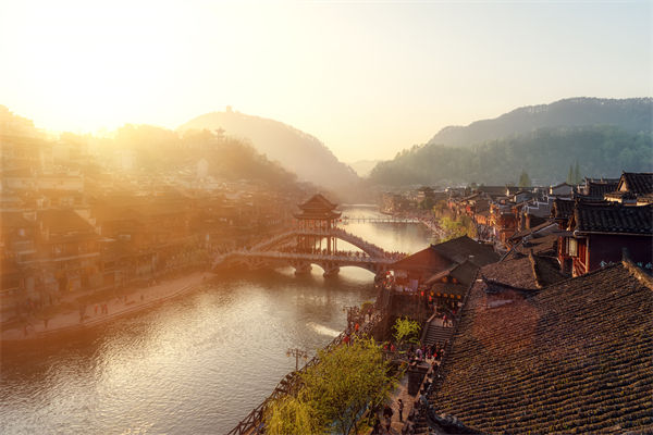 戰(zhàn)略規(guī)劃分析：村民不滿古鎮(zhèn)收門票，指引游客逃票