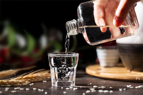 白酒遇冷，集體“降度”，關(guān)聯(lián)企業(yè)有何營銷啟示？