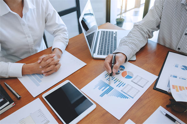 薪酬結(jié)構(gòu)與戰(zhàn)略脫節(jié)，薪酬咨詢?cè)鯓哟罱ㄟm配體系？